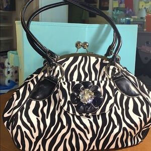 Hand bag frame style and very lightweight